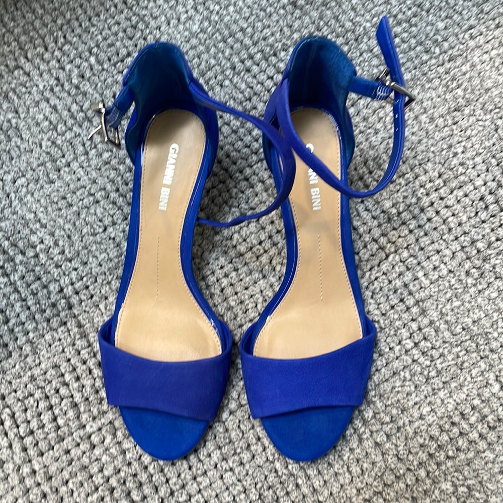 Gianni Bini blue leather shoe, 2.5in heel, worn once